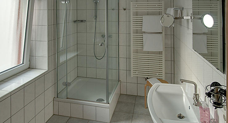 Bad mit Dusche und WC im Gästehaus Kloep in Hillesheim