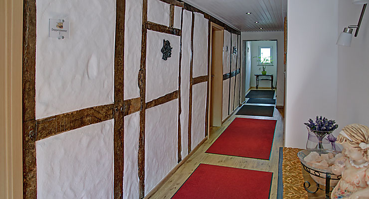 Fachwerkwand im Flur der Gästezimmer des Gästehauses Kloep in Hillesheim