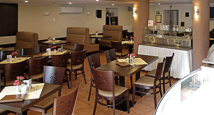 Auf Wunsch können Sie im hauseigenen Café, der Hillesheimer Kaffeestuv, morgens Ihr Frühstück vom Buffet genießen