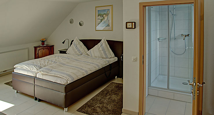 Schlafzimmer mit Doppelbett im Gästehaus Kloep in Hillesheim