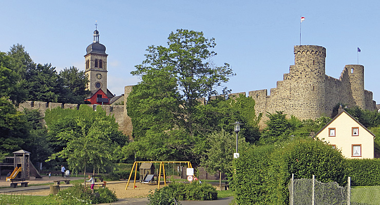 Stadtmauer und Kirche in Hillesheim, Foto: Jochen Hank